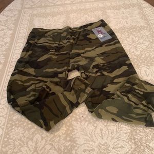 Plushkins “Cover Me” Capri Leggings